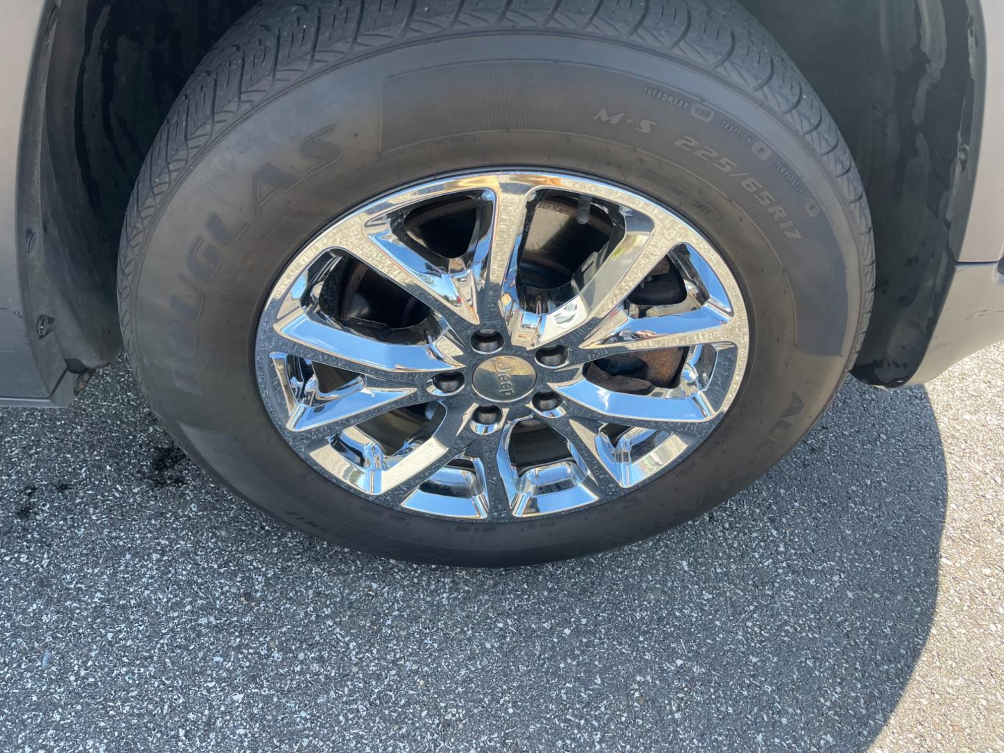 2016 Blue /Black Jeep Cherokee Latitude 4WD (1C4PJMCS1GW) with an 3.2L V6 DOHC 24V engine, 9-Speed Automatic transmission, located at 11115 Chardon Rd. , Chardon, OH, 44024, (440) 214-9705, 41.580246, -81.241943 - Photo#13